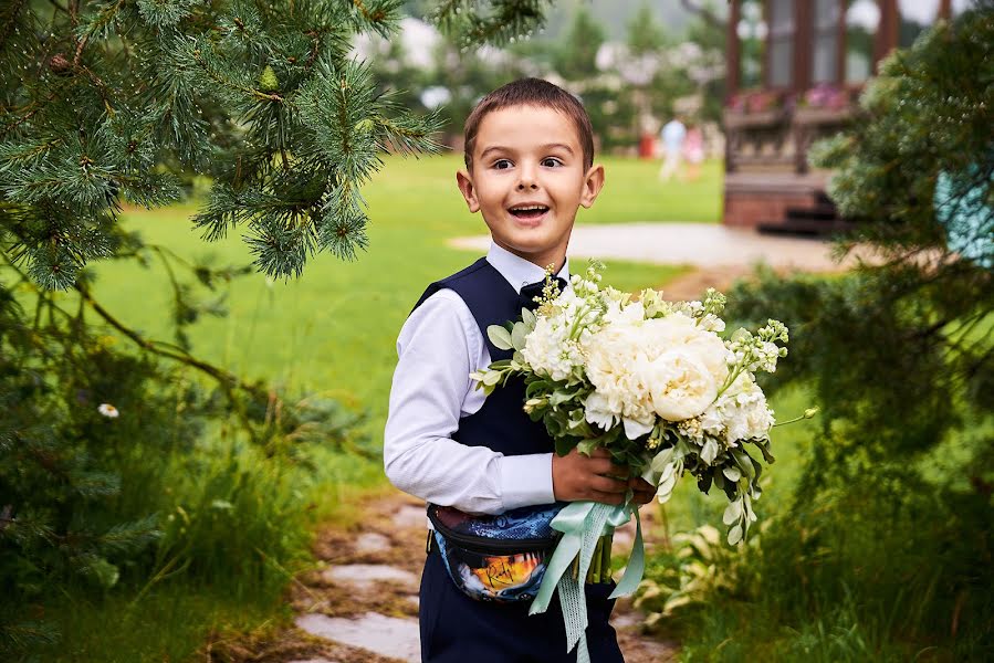 Fotógrafo de casamento Denis Tarasov (magicvideos). Foto de 28 de novembro 2020