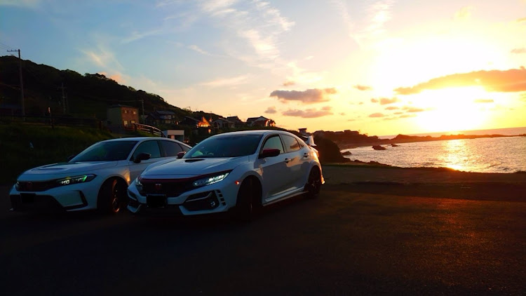 シビックタイプRの海と愛車・夕焼けと愛車・FK8に関するカスタム事例の投稿画像1枚目