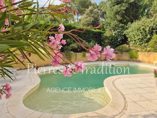 Maison avec piscine et terrasse 1