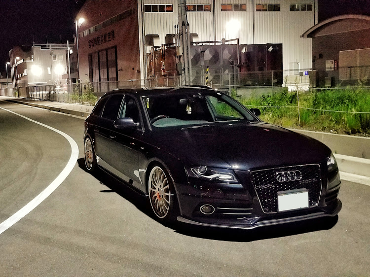 A4 アバントのa4・エムズガレージ・ホリデースタイル・夜撮に関するカスタム事例の投稿画像1枚目