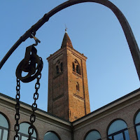 Dal chiostro, al tramonto, il campanile. di 