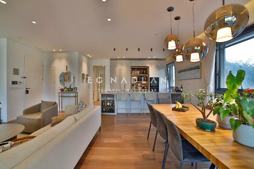 Living room with open kitchen and dining area - Apartment purchase in Tel Aviv-Yafo, 4 rooms, 3 bedrooms