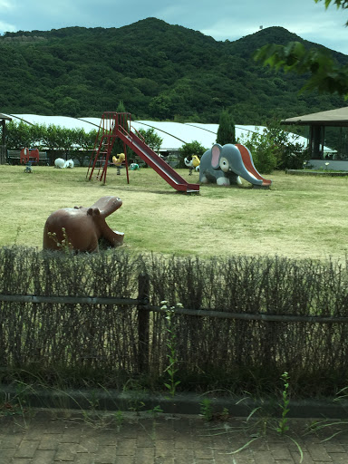 ゾウに向かって吼えるカバ