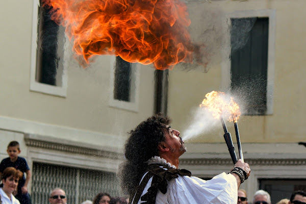 Fuoco in piazza di Gattaleo