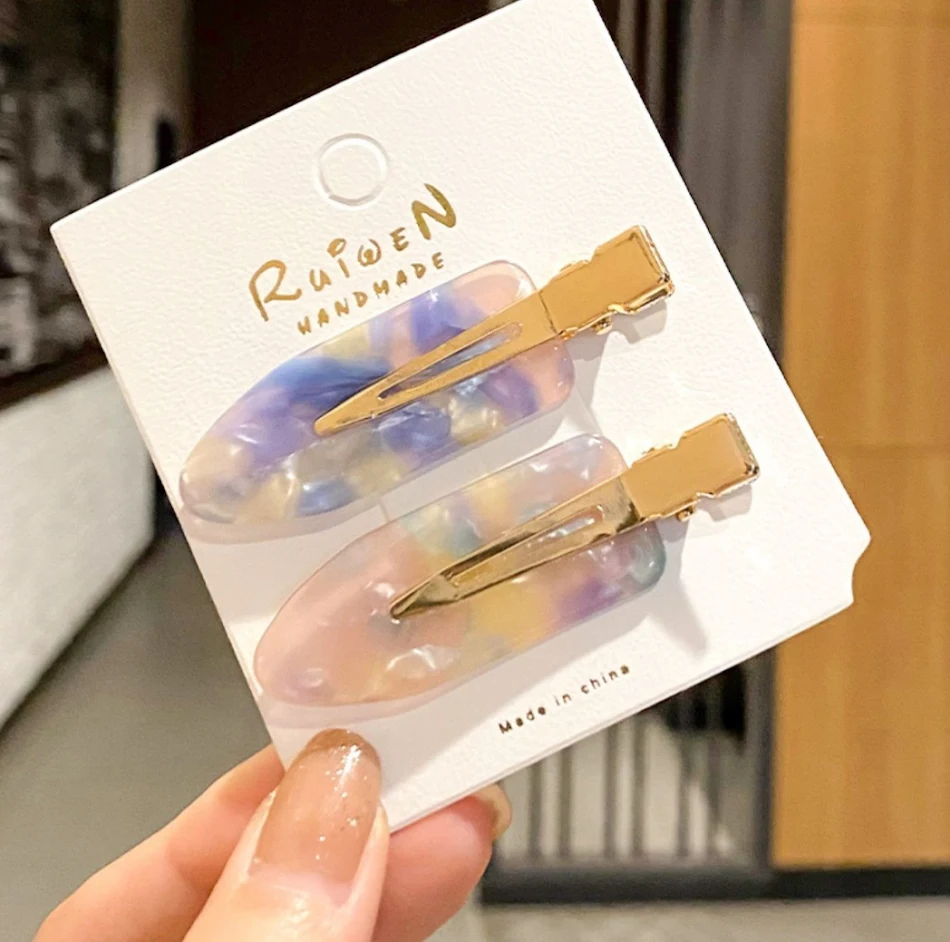 Barrettes Paper Bangs pour femmes en acétate sans couture, idéales pour les cheveux rebelles et une coiffure impeccable.