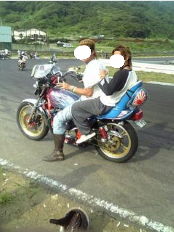 ペケゼロさんが投稿した昔の思い出・xj400d・マジスティ・とりあえず三段シートに関するカスタム事例の投稿画像2枚目