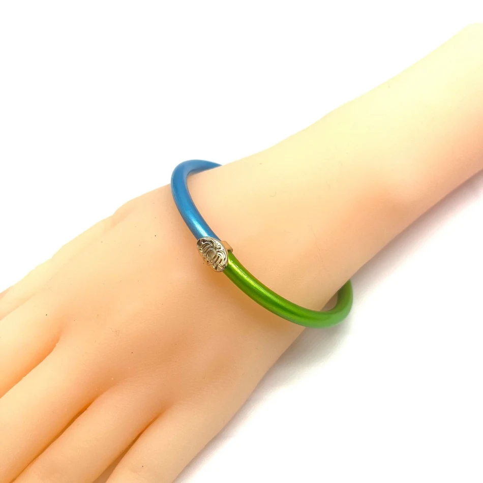 Mode dames armband van siliconen in twee kleuren, eenvoudig en stijlvol voor dagelijks gebruik. Zacht en flexibel, de perfecte accessoire.