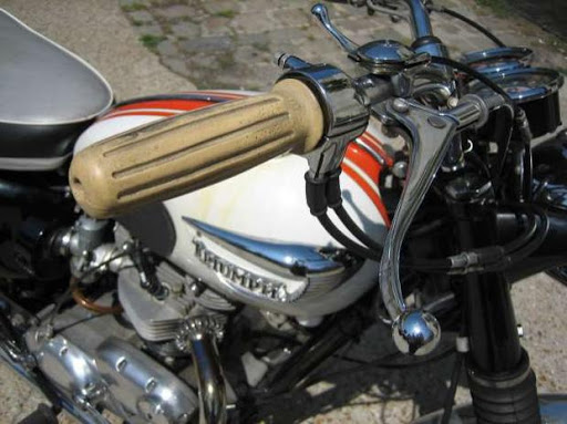 Guidon et reservoir vue côté droit d'une Triumph Bonneville modèle USA de 1966 restaurée par Machines et Moteurs