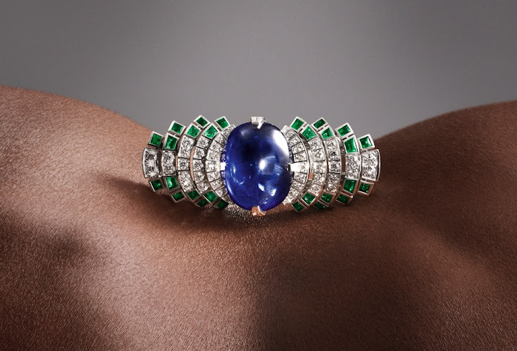 Blurring visual bearings and confusing perception, the magnetism of this ring is irresistible.