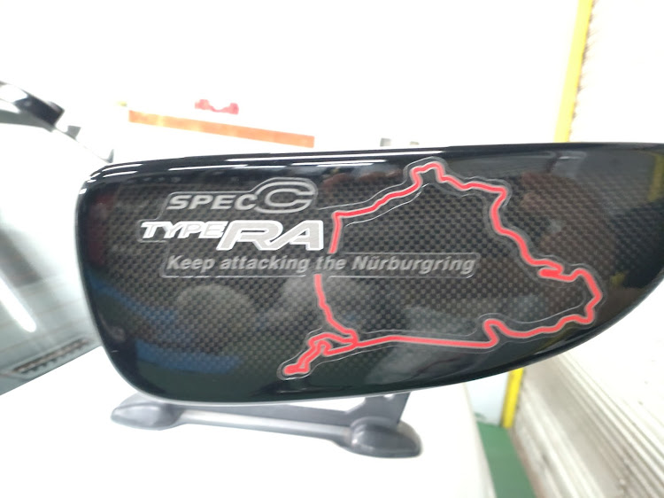 インプレッサ WRX STIの実は純正なんです・エンブレムに関するカスタム事例の投稿画像2枚目