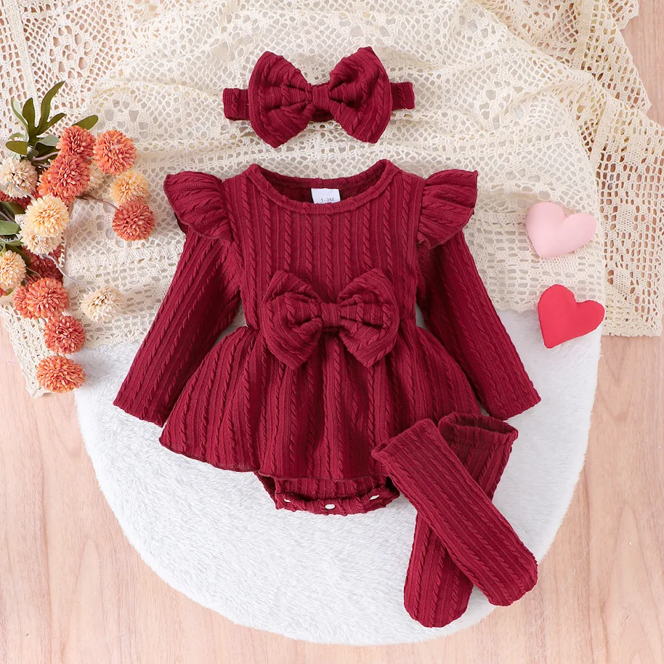 Barboteuse tricotée à manches longues et nœud papillon pour bébé fille, confortable et élégante pour toutes occasions.