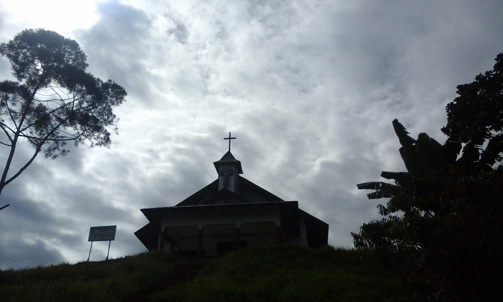 Salah satu bangunan gereja di Desa Long Nawang. Sama seperti bangunan lainnya, gereja terbuat dari kayu. Di sebelah gereja ini sedang dibangun gereja yang lebih besar berbahan beton. (Foto: Yudha PS)