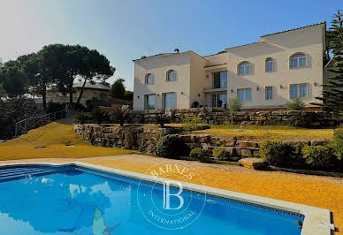 Maison avec piscine et terrasse 1