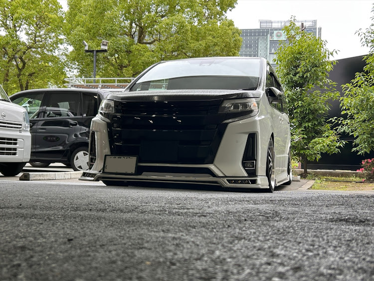 ノアの車高調交換・道路って意外と凸凹ありますね・セルフオイル交換楽しいに関するカスタム事例の投稿画像1枚目
