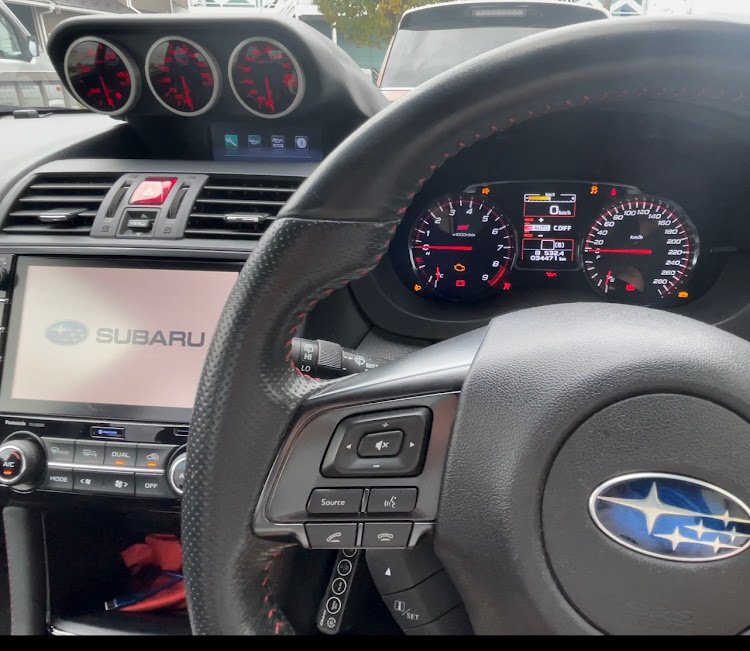 WRX STIの追加メーター・PROVA・メーターフード・WRX STI・アンバーレッドに関するカスタム事例の投稿画像1枚目