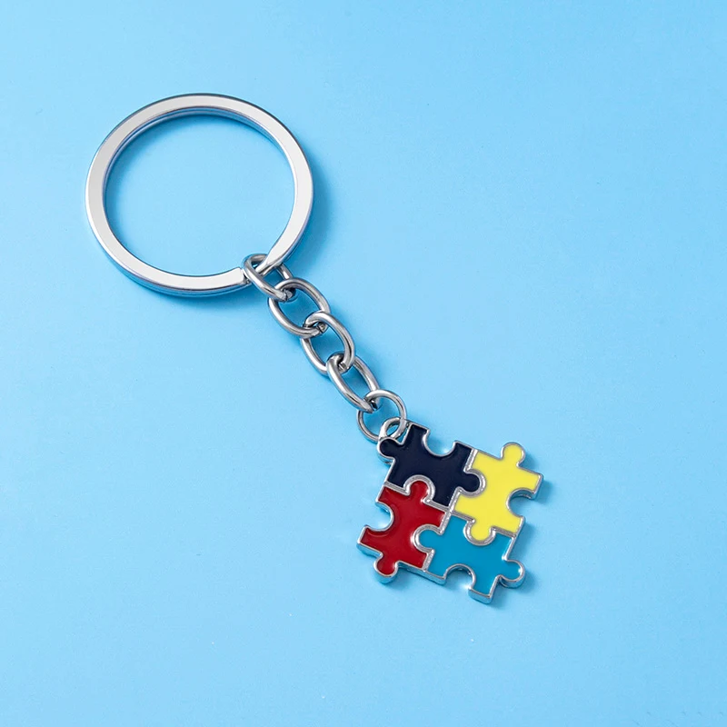 Porte-clés puzzle coloré en émail pour la sensibilisation à l'autisme. Un accessoire significatif pour montrer son soutien et faire prendre conscience.