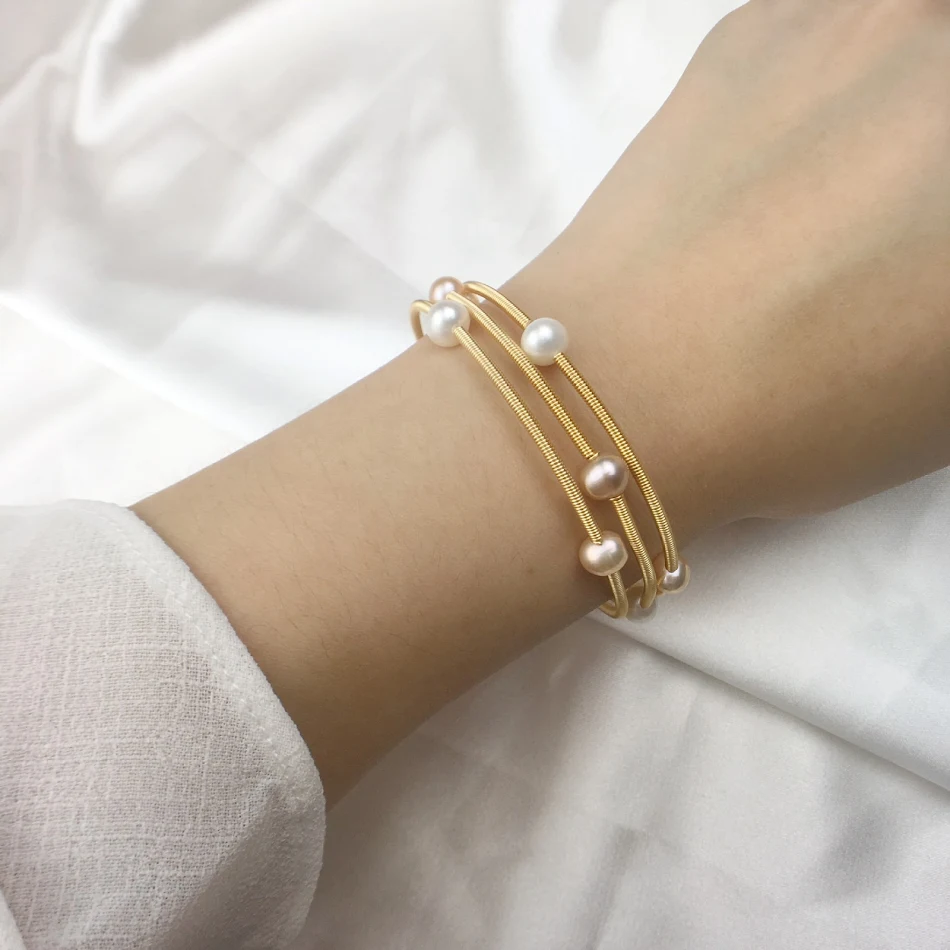 Mädchen Armband mit farbenfrohen Perlen und drei Kreisen, ein stilvolles Schmuckstück, das jedes Outfit aufwertet.