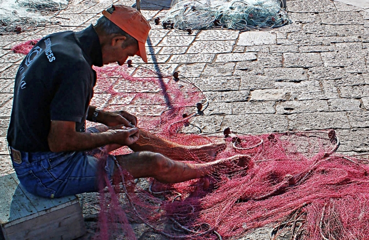 Pescatore al lavoro di carlo-bi