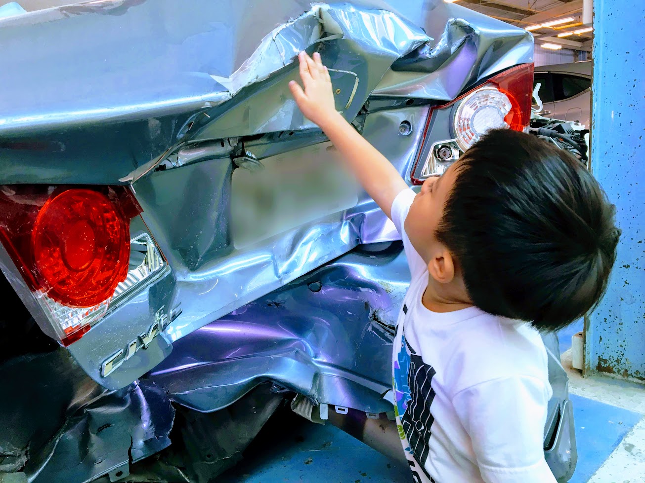 小毛頭很不捨得這台車,一直唸著我要看把拔車車,把拔車車壞掉......