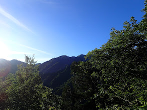 後方に毛勝山