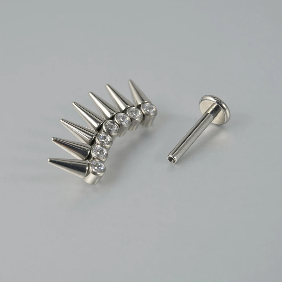G23 titanium scherpe conus lipring met zeven zirkonen, interne schroefdraad, wimper oor studs, voor een unieke uitstraling.