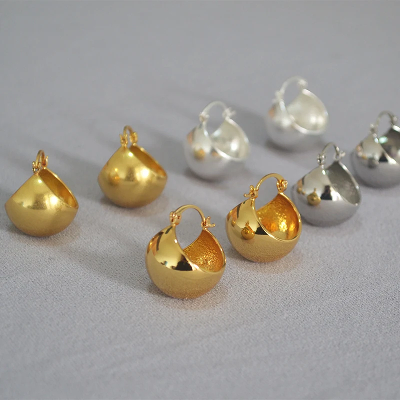 Vintage dames oorbellen met holle ronde bal, een opvallend accessoire dat je stijl versterkt en je outfit een unieke uitstraling geeft.