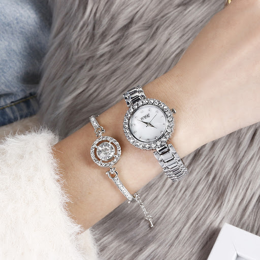 Title 8, Womens Fashion Diamond Bracelet Watch Suit