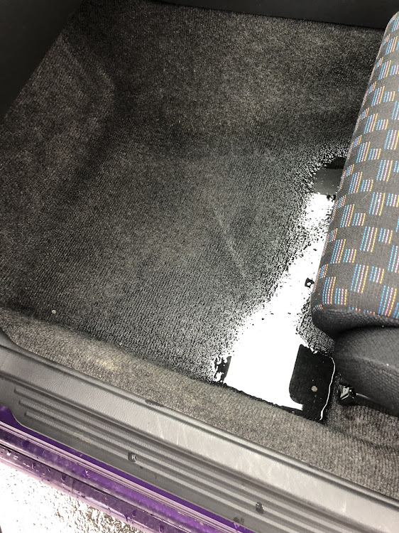 インプレッサ WRXの令和もよろしくお願いいたします・雨の日ショット・ぱーぽー🍆・床上浸水に関するカスタム事例の投稿画像5枚目