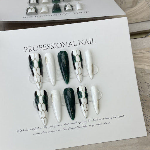 Title 2, Advanced Nail Snake Head Manicure