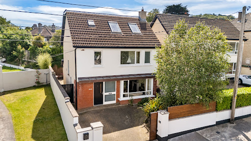 Luxury house for sale in Dublin (Ireland) - White house with red brick and garden