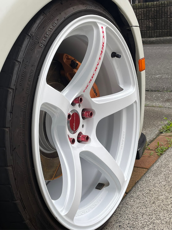 せばすちゃんさんが投稿した白ホイ・白ホイ維持は修行・ワークエモーション・T5R・ブレンボキャリパーに関するカスタム事例の投稿画像3枚目