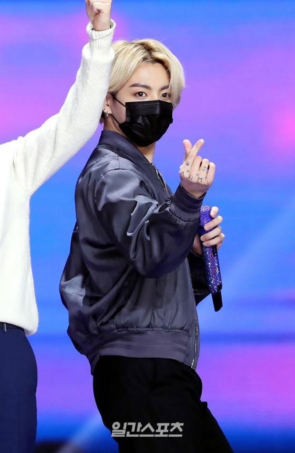 Featured image of post Bts Jungkook Blonde Hair 2021 Wallpaper : 2021 is a time to be alive!