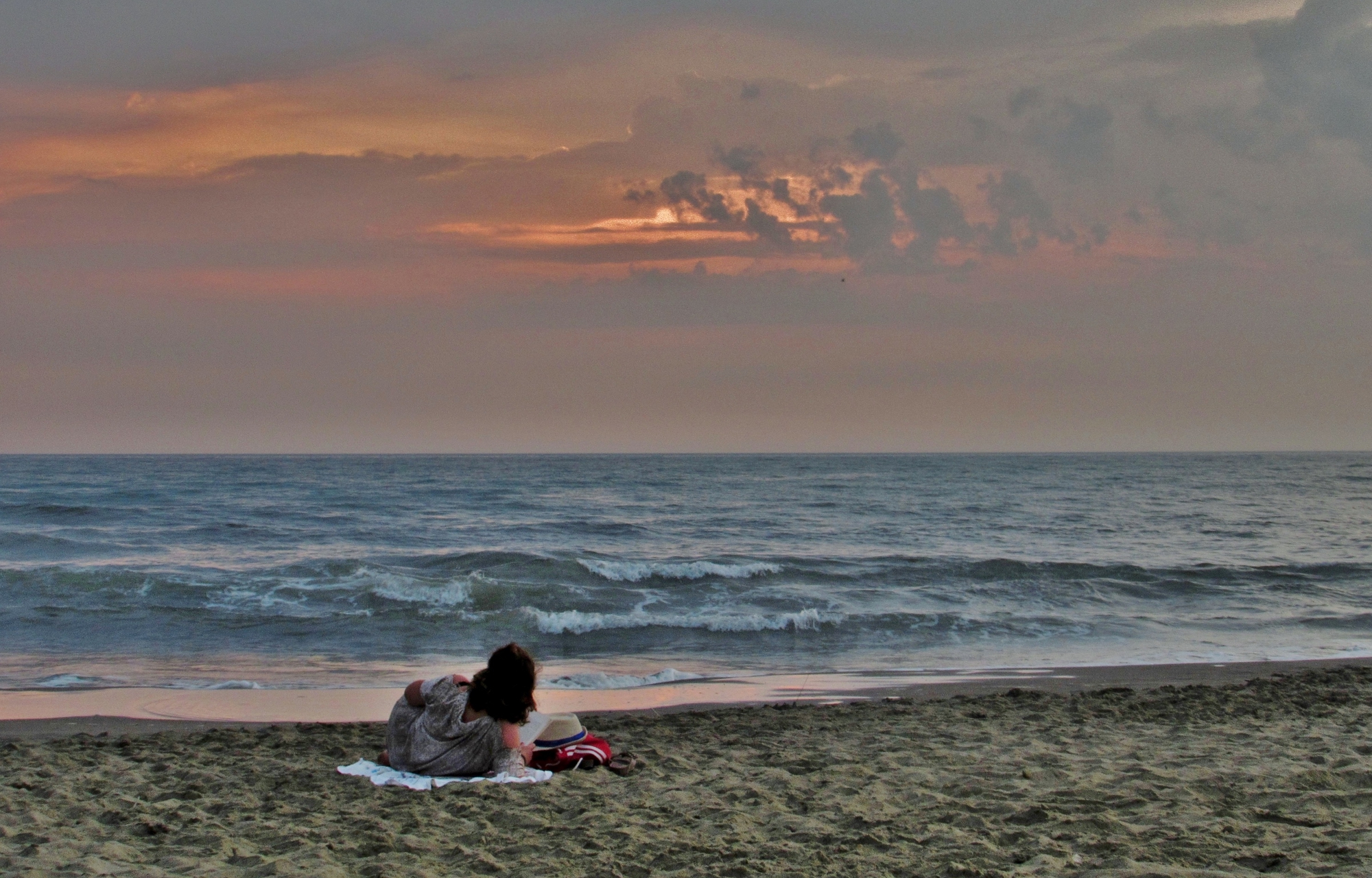 Un buon libro in riva al mare al tramonto di Giorgio Lucca