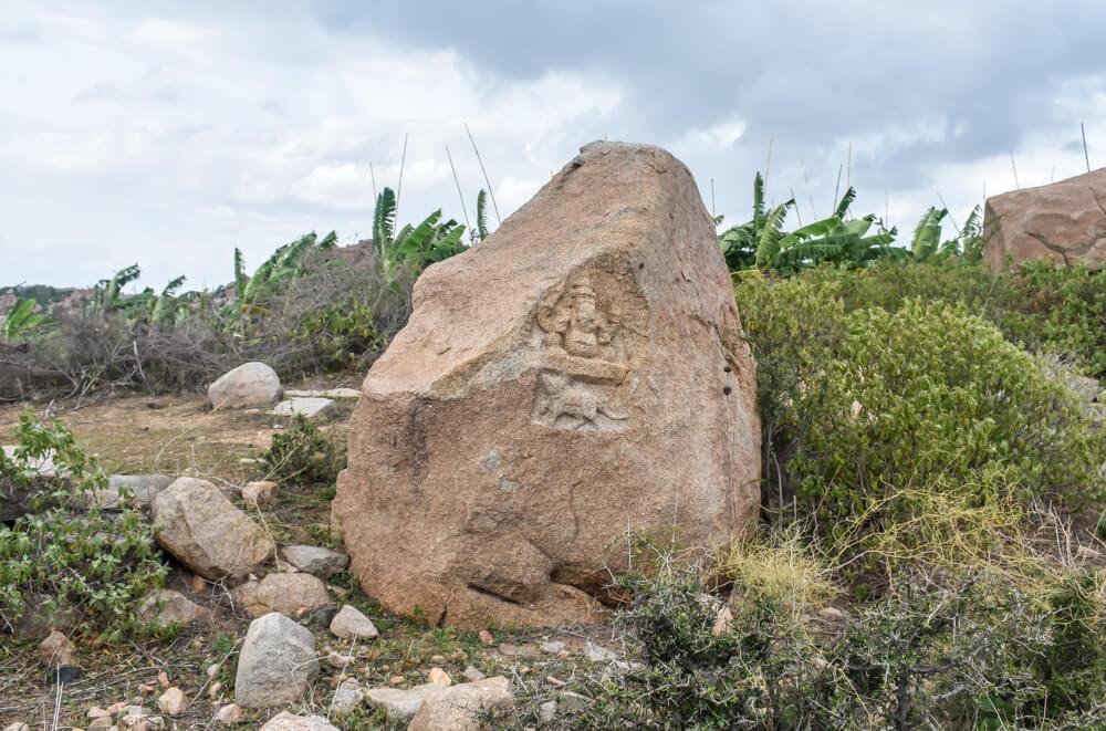 hampi+boulders+ruins+carvings