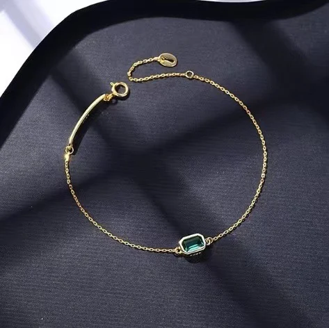 Pulseira fina de verão esmeralda retrô de luxo suave em prata S925. Leveza e estilo para um visual elegante e sofisticado.