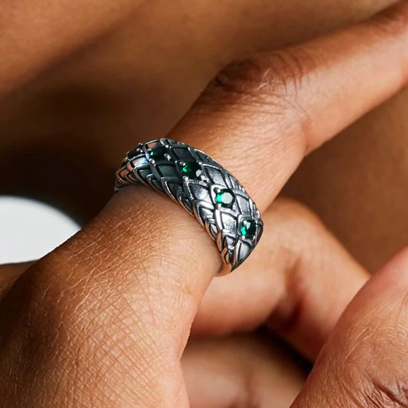 Bague Homme en Argent 925 avec Gel Nettoyant Visage et Écailles de Serpent. Soin de la peau et élégance masculine.