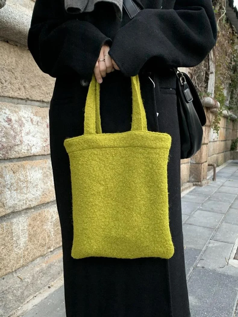 Title 3, Bolsa de mão tecida em lã verde mostarda, artes...