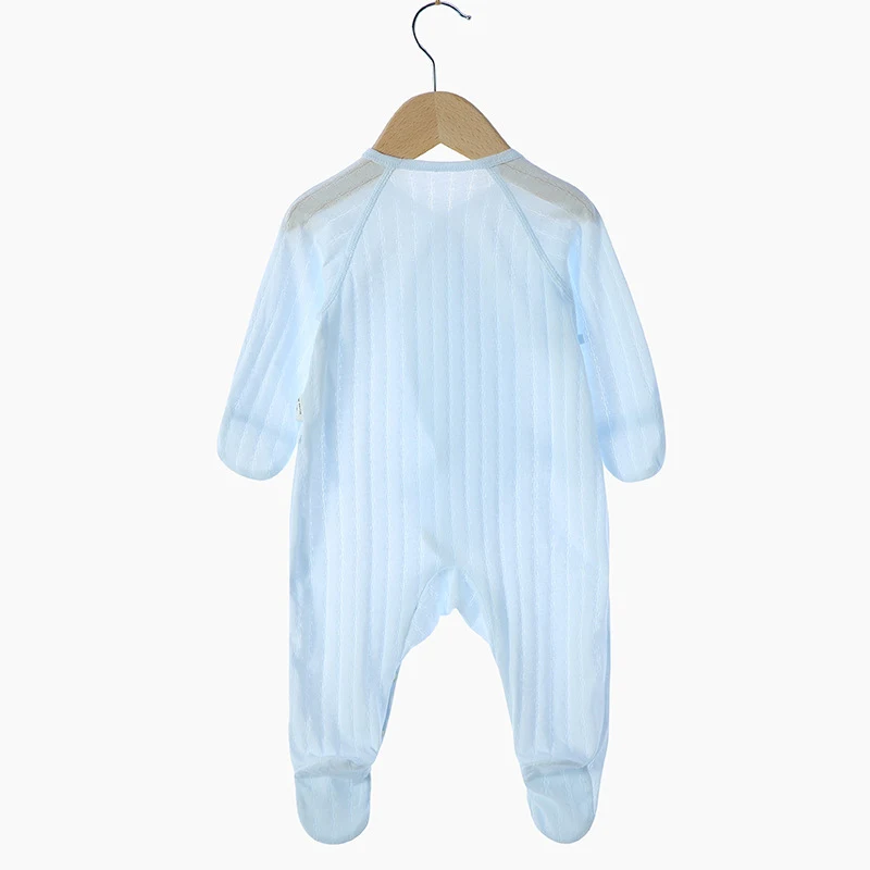 Newborn romper met clutch-design, voetjes en lange mouwen. Ideaal voor comfort en warmte voor je baby.