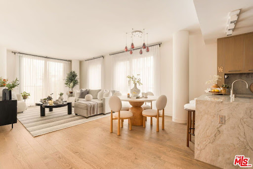 Apartment purchase in Santa Monica (United States) - Bright living room with dining area and kitchen