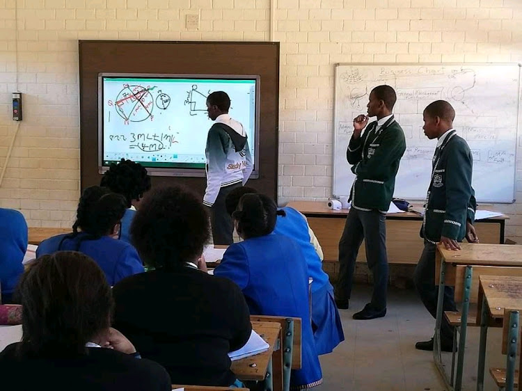 Information sharing among peers said to help boost pupil confidence and their performance. Pictured here pupils from Nyanga High School tutoring pupils from Ndzondelelo High School in Zwide over the June holidays in 2019.