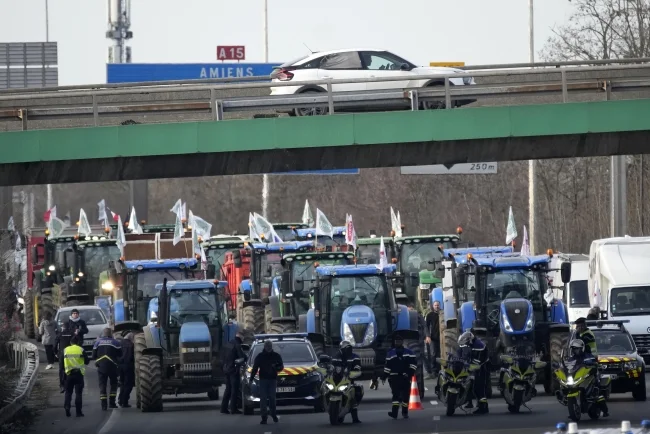 Francuski poljoprivrednici blokadom Pariza traktorima vrše pritisak na Vladu
