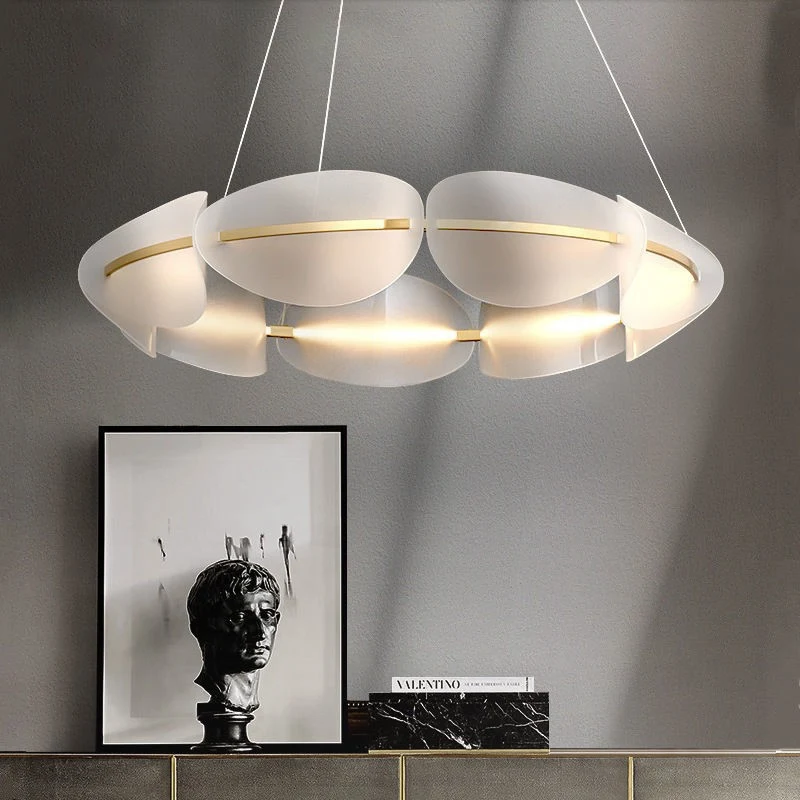 Lampe anneau pour salon, salle à manger et bureau. Éclairage moderne et élégant pour créer des ambiances chaleureuses et fonctionnelles dans votre intérieur.