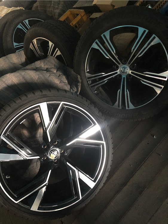 RS6 アバントのスタッドレスタイヤへ交換・ツーショット・冬じたく・アウディのある生活に関するカスタム事例の投稿画像1枚目