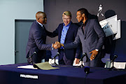 Thembekwayo and Häkkinen sealing the wager with a gentleman’s handshake.