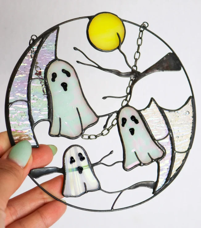 Décoration d'Halloween gothique, fantôme mural pour fenêtre. Transformez votre maison en un lieu hanté avec ce décor effrayant et unique.