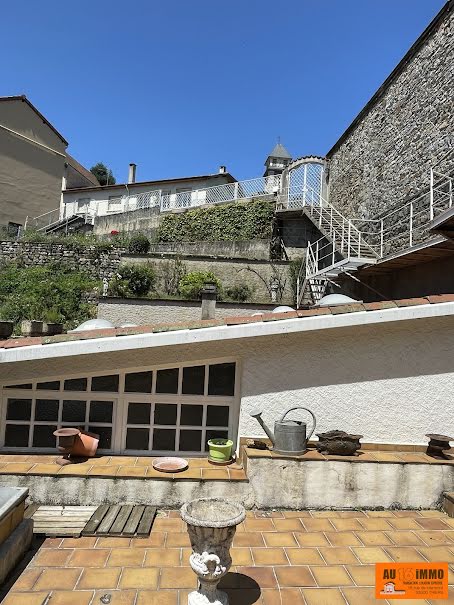 Vente maison  431 m² à La Monnerie-le-Montel (63650), 173 000 €