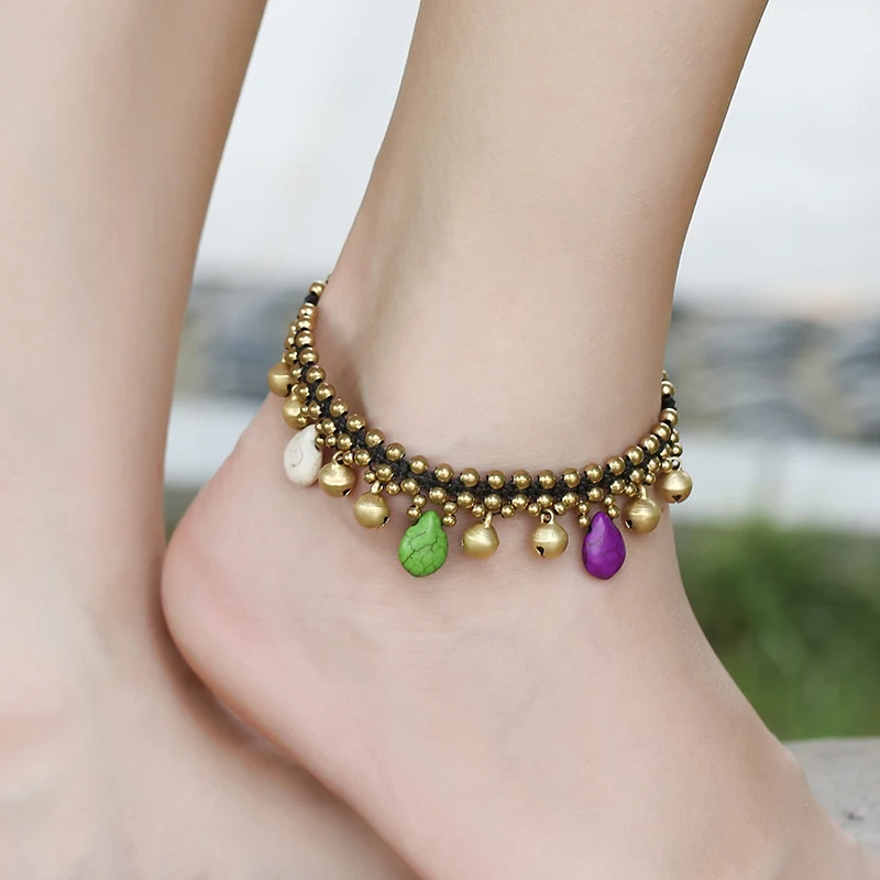 Handgewebte türkisfarbene Glocken-Anhänger-Fußkettchen im Ethno-Stil, stilvoller Fußschmuck, ein Blickfang für den Sommer.