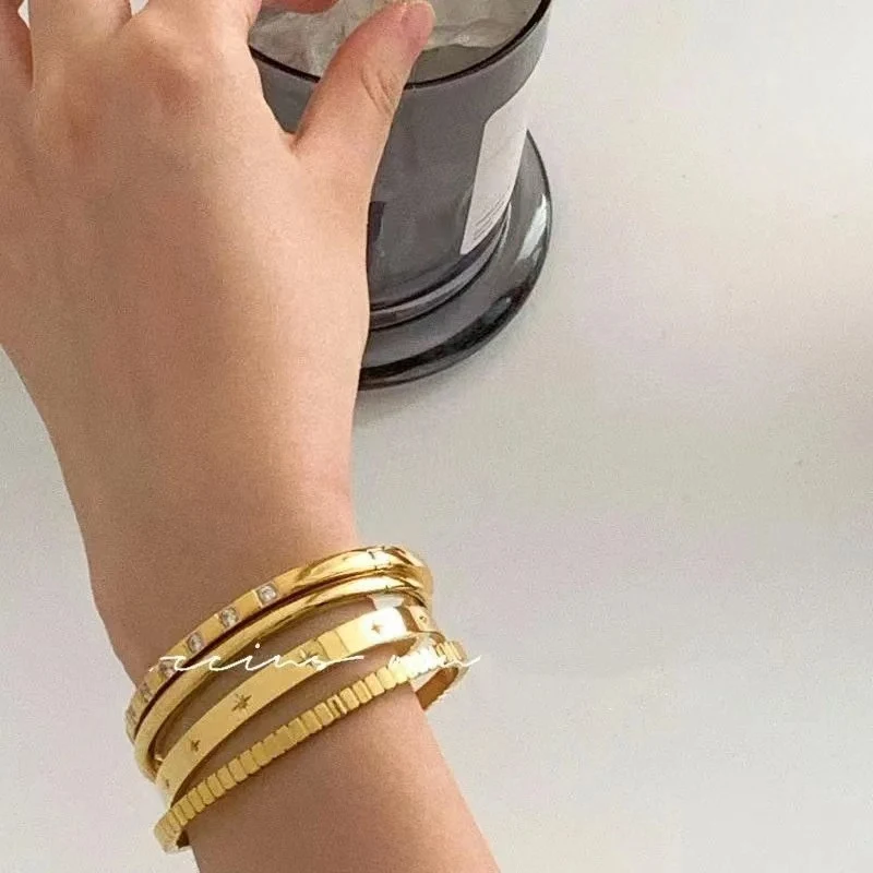 Modieuze geometrische sieraden voor dames, stijlvolle accessoires. Geef je outfit een moderne uitstraling met deze veelzijdige sieraden, perfect voor elke gelegenheid.