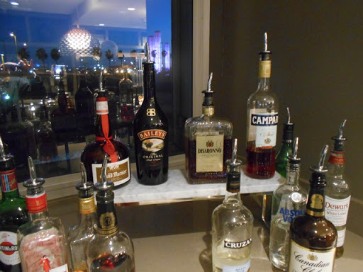 booze club lounge-1.JPG - Free food (bountiful breakfast, snacks, evening eats) plus greatly reduced prices on beer, wine and booze at the chic Regency Club Lounge