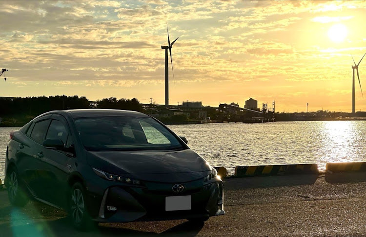 プリウスPHVのプリウスPHV・夕日・夕日と愛車に関するカスタム事例の投稿画像1枚目